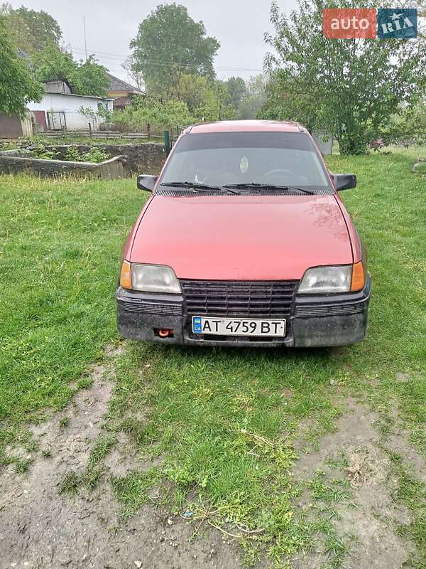 Хэтчбек Opel Kadett 1985 в Городке