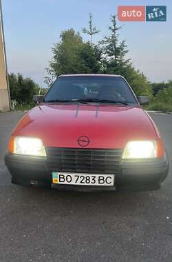 Седан Opel Kadett 1988 в Волочиске