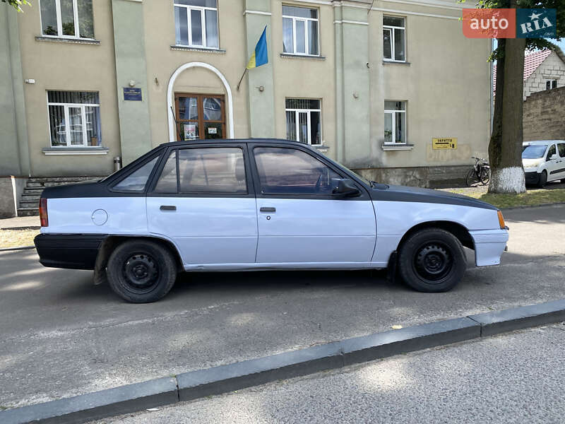 Седан Opel Kadett 1986 в Рівному
