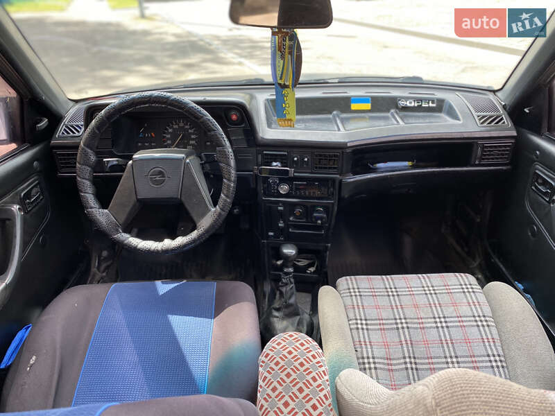 Седан Opel Kadett 1986 в Рівному