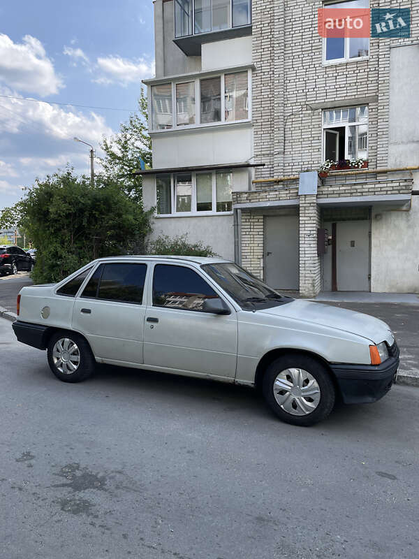 Седан Opel Kadett 1988 в Львове