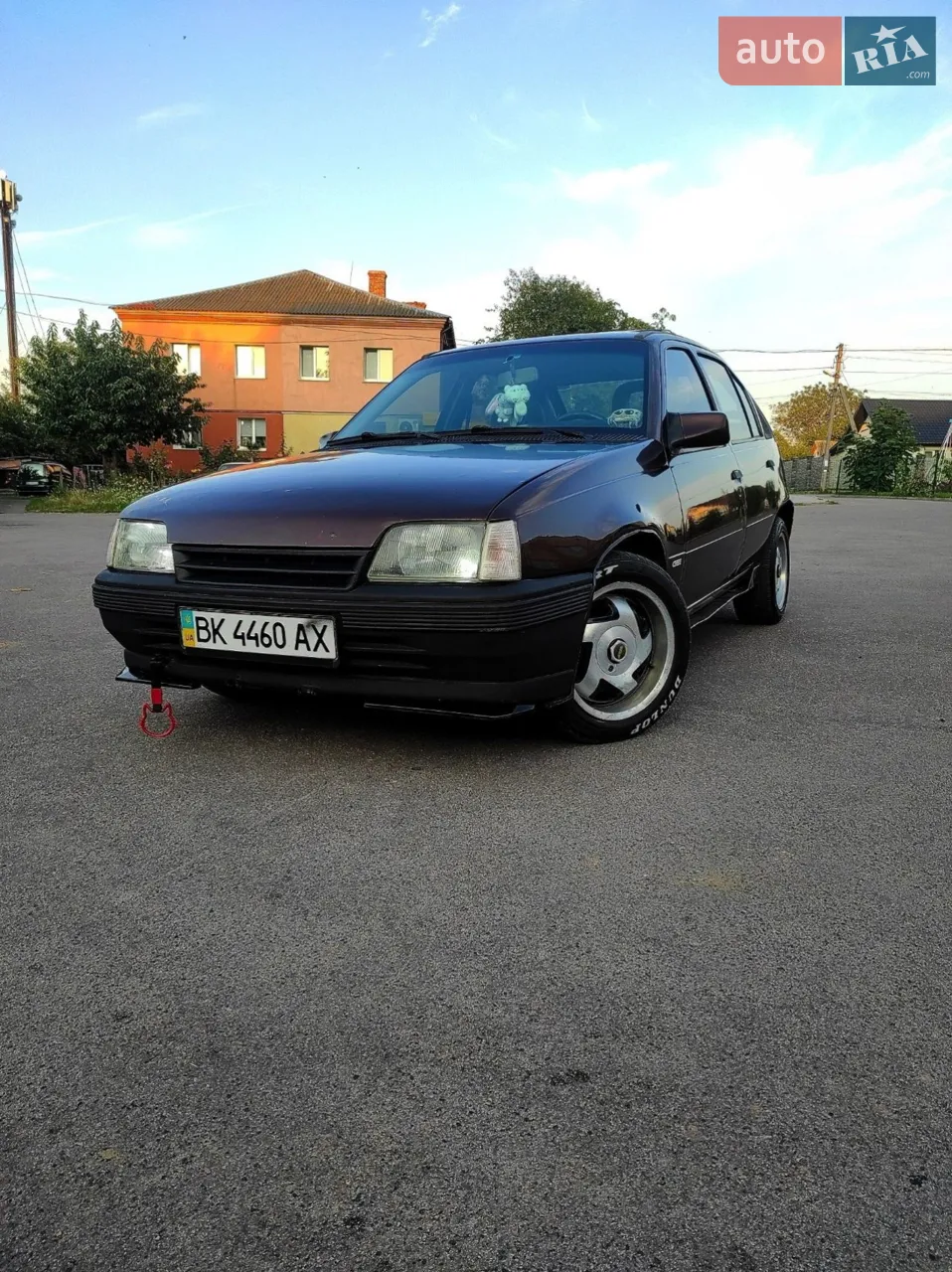 Продам хороший автомобіль, не гнилий, двигун коробка підвіска без нарікань. Сів і поїхав. Стоїть гбо 2 покоління. Електронна панель приладів від GSI комплектації, задні стопи GSI, спойлер Hella, рульове кермо GSI, задня накладка на бемпер hella, доставлені датчики температури вулиці/салону.
Є незначні нюанси по ЛКП (пішла права арка).
Деталі за телефоном.
Віддаю на 14 зимових титанах (на фото літній комплект + до ціни 350$). Авто в руках більше 10 років.