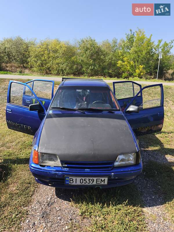 Хэтчбек Opel Kadett 1985 в  фото Хэтчбек Opel Kadett 1985 в