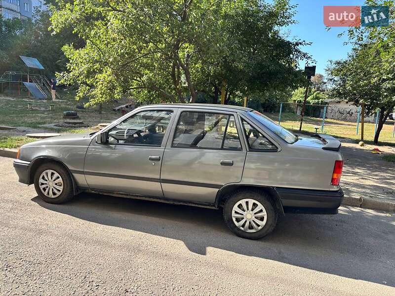 Седан Opel Kadett 1987 в Кропивницькому