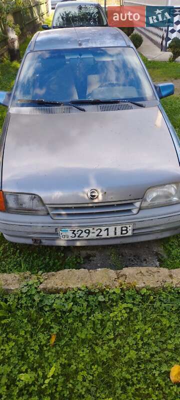 Седан Opel Kadett 1988 в Долині