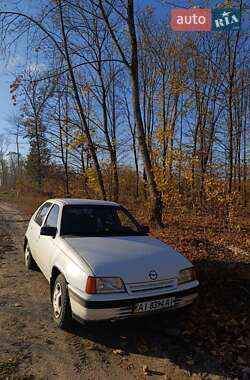 Седан Opel Kadett 1988 в Смілі