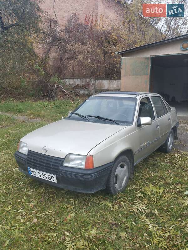 Седан Opel Kadett 1988 в Городку