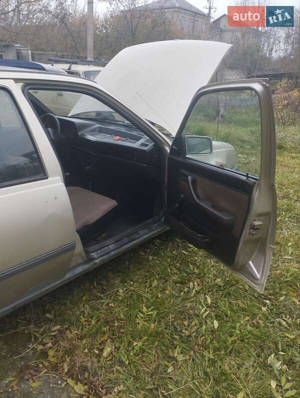 Седан Opel Kadett 1988 в Городку