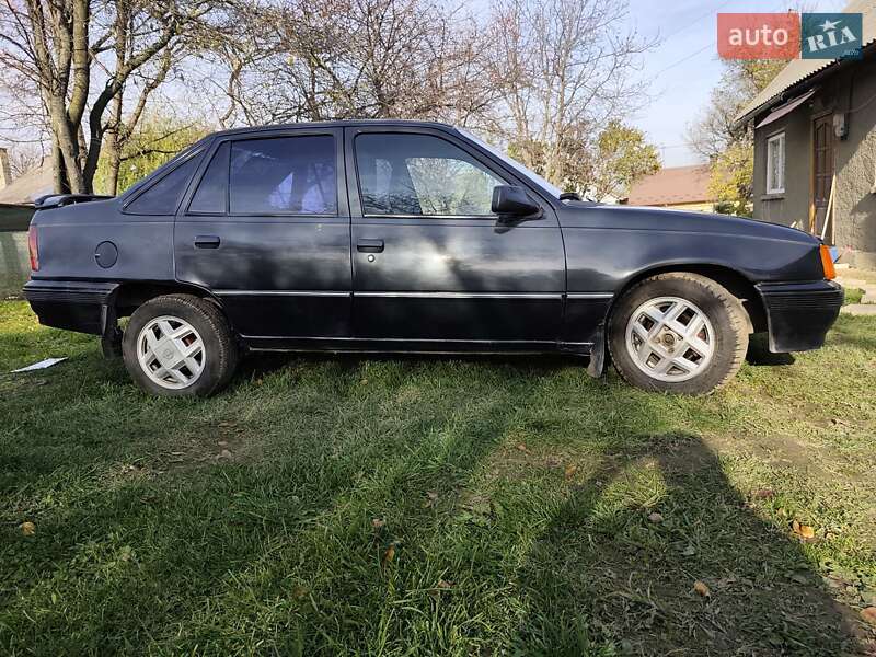 Седан Opel Kadett 1988 в Черновцах