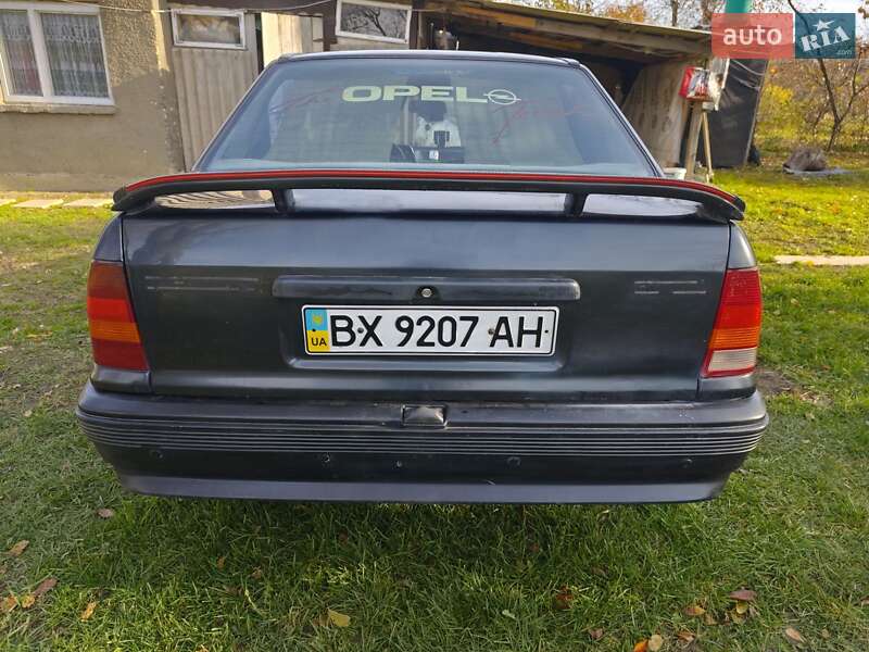 Седан Opel Kadett 1988 в Черновцах