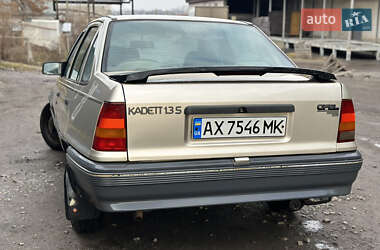 Седан Opel Kadett 1988 в Харькове
