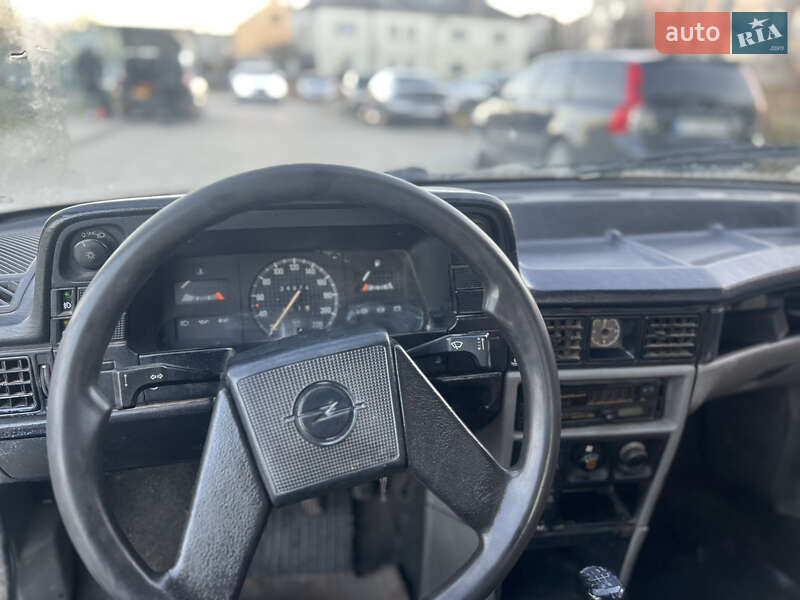 Седан Opel Kadett 1988 в Самборе