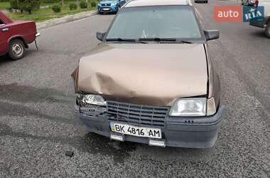 Седан Opel Kadett 1986 в Вараше