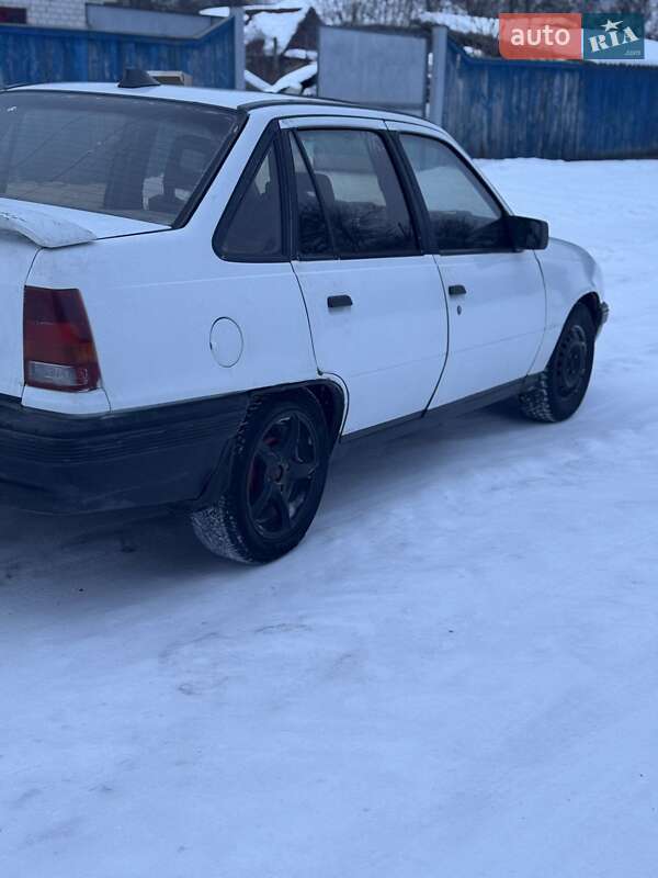 Седан Opel Kadett 1986 в Бобровице фото 2 Седан Opel Kadett 1986 в Бобровице