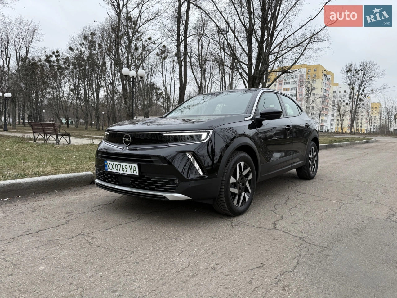 Стан нового автомобіля, тільки пригнаний з Німеччини, ідеальний стан, чистий салон, кузов без пошкоджень, придбані оригінальні резинові килими, зарядка яка працює без заземлення та регулюється від 8 до 16 ампер, оптика в бронеплівці, кузов відполіровано в 1 крок, мийка тільки в 3 фази.

✅ батарея 50 КВт
✅ літом 350 км+/взимку 250 км+
✅ 2023 рік
✅ пробіг 12 тисяч
✅ гарантія на батарею від виробника 8 років
✅ рідна фарба

Ціна: 19999$/16999€
Новим коштував 40000€

Комплектація:
-підігрів керма
-підігріви сидінь, дзеркал
-тепловий насос
-безключовий доступ
-камера 180
-передні/задні парктроніки
-сліпі зони
-утримання в полосі
-LED-фари з авто-дальнім
-17 легкосплавні диски
-Apple CarPlay\Android Auto
-штатна навігація
-керування через застосунок My Opel
-дзеркало з автозатемненням
-розпізнавання дорожніх знаків
-автогальмування
-додаткова зовнішня підсвітка/салону
-комбінована обивка салону

В комплекті:
-2 ключа
-оригінальні резинові килими
-зарядка на 16А
-страхування ОСЦПВ
-трохи бронеплівки та детейлінгу