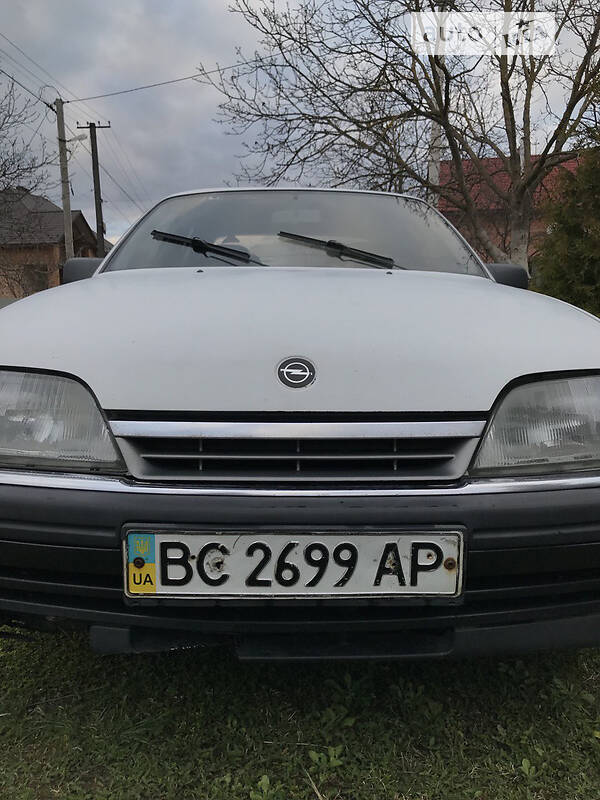 Седан Opel Omega 1988 в Стрию