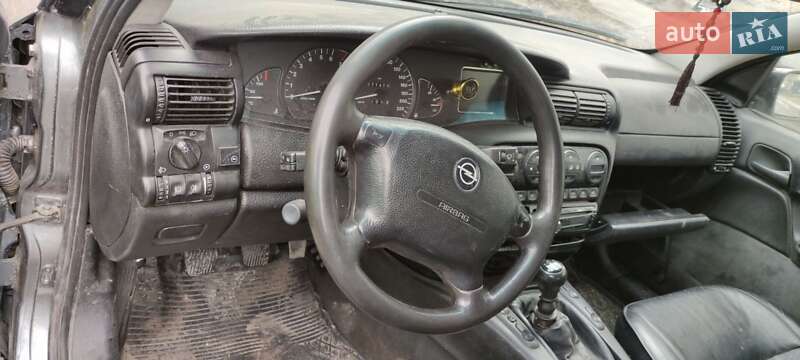 Седан Opel Omega 1994 в Чугуеве