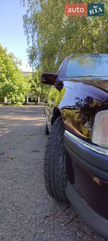 Седан Opel Omega 1992 в Кицмани