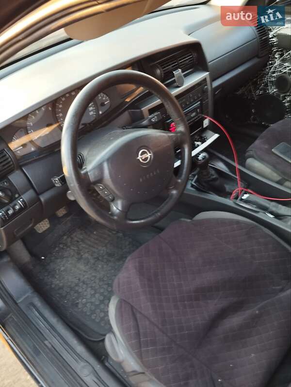 Седан Opel Omega 2003 в Покровську