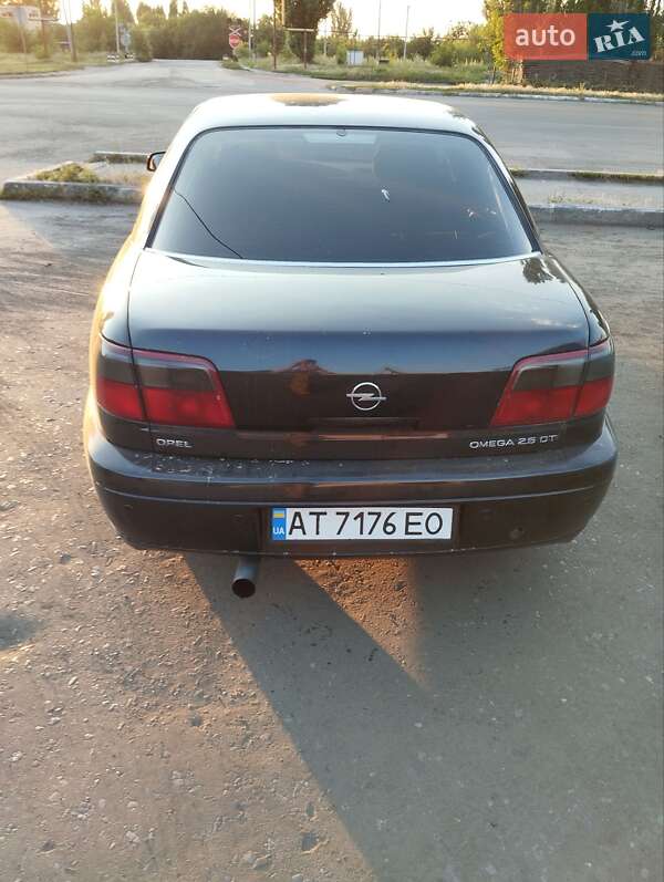 Седан Opel Omega 2003 в Покровську