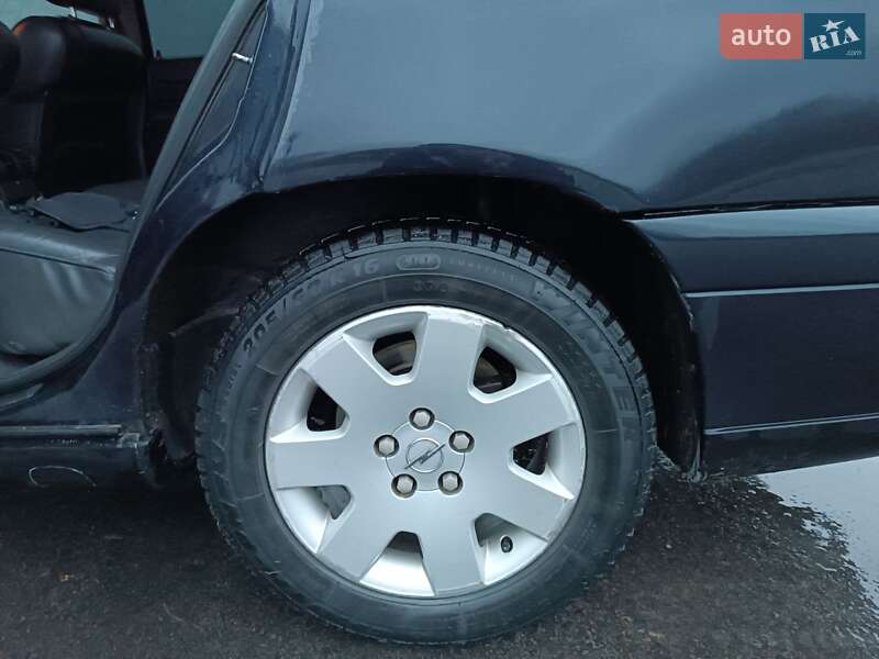 Седан Opel Omega 2000 в Шацьку