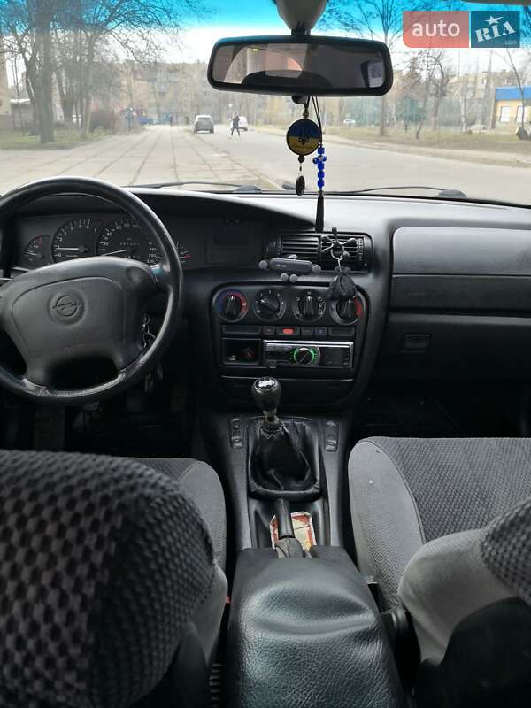Седан Opel Omega 1995 в Кривому Розі