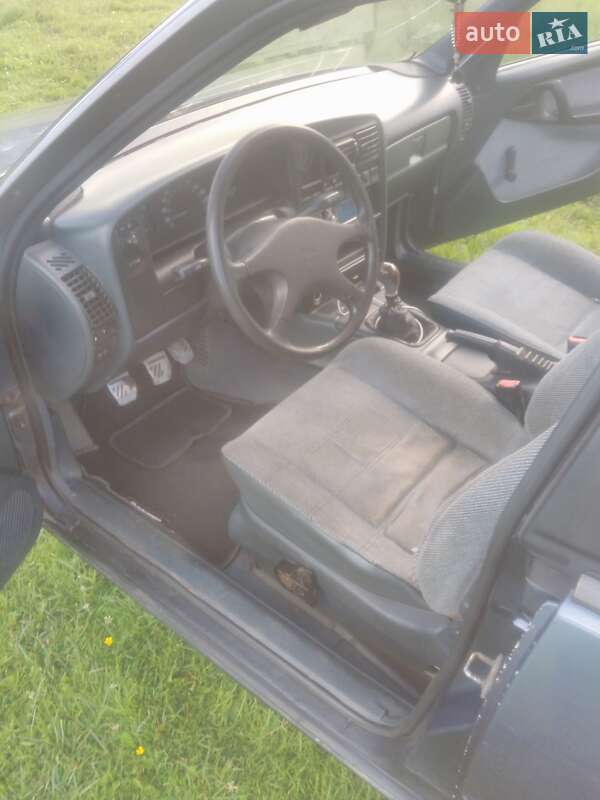 Седан Opel Omega 1989 в Пустомитах