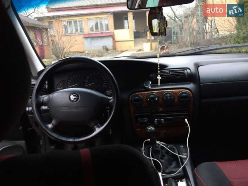 Седан Opel Omega 1999 в Жовтанцах