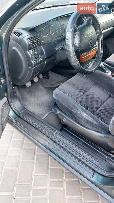 Седан Opel Omega 1998 в Бершаді