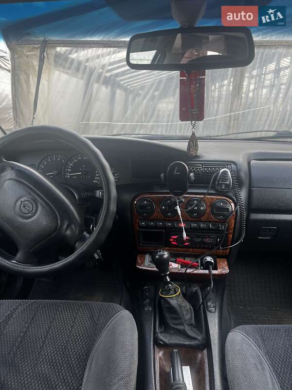 Седан Opel Omega 1997 в Києві