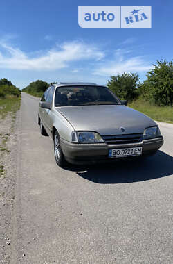 Седан Opel Omega 1988 в Гусятине