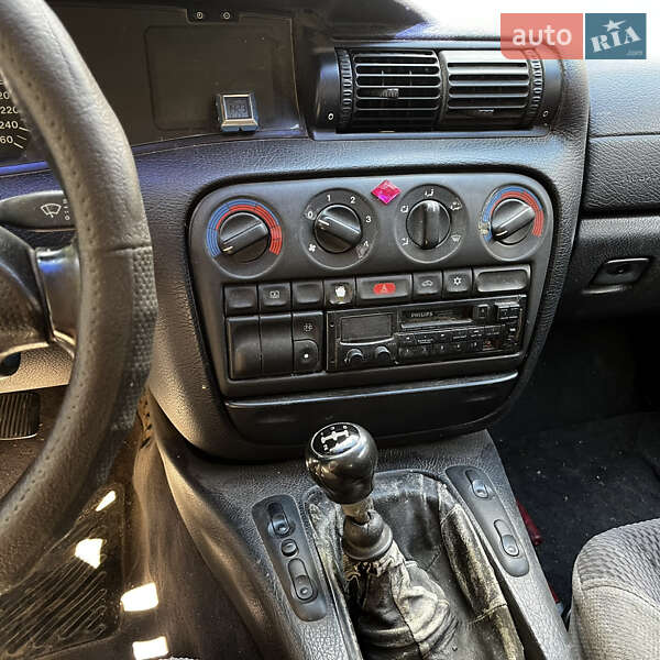 Седан Opel Omega 1995 в Киеве