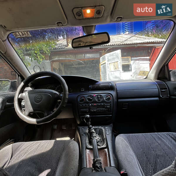 Седан Opel Omega 1995 в Киеве