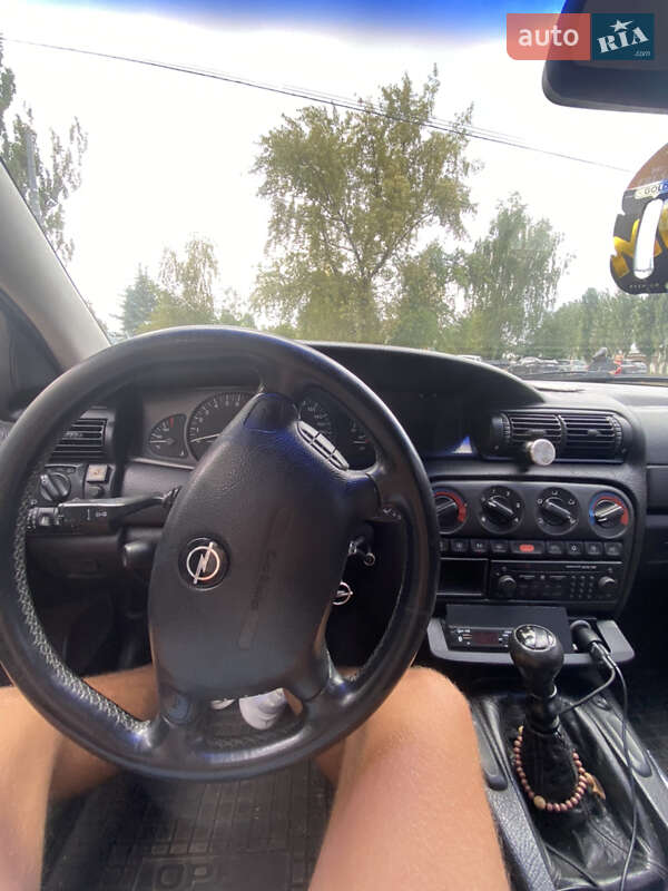 Седан Opel Omega 1994 в Кременчуці