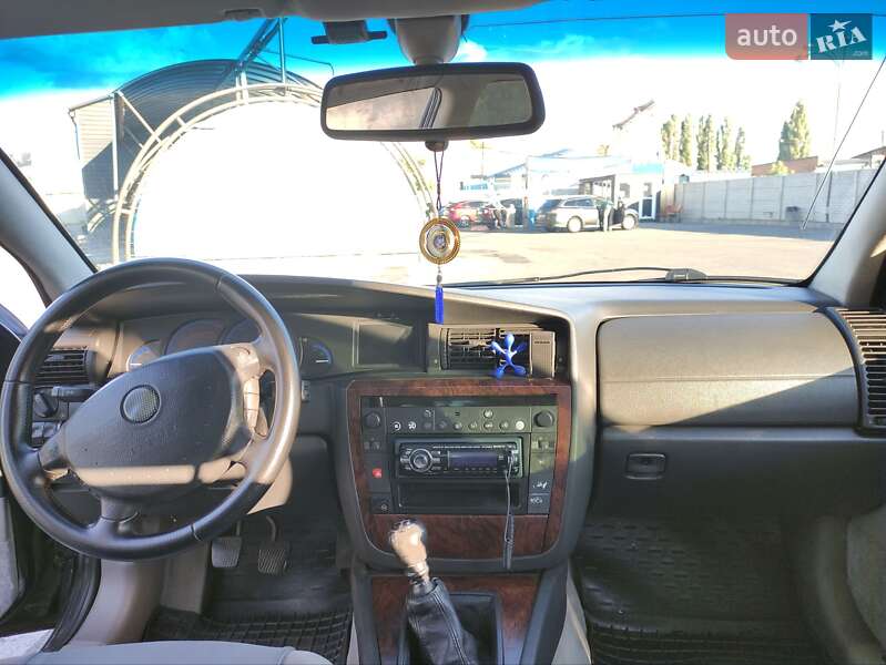 Седан Opel Omega 2000 в Чернігові