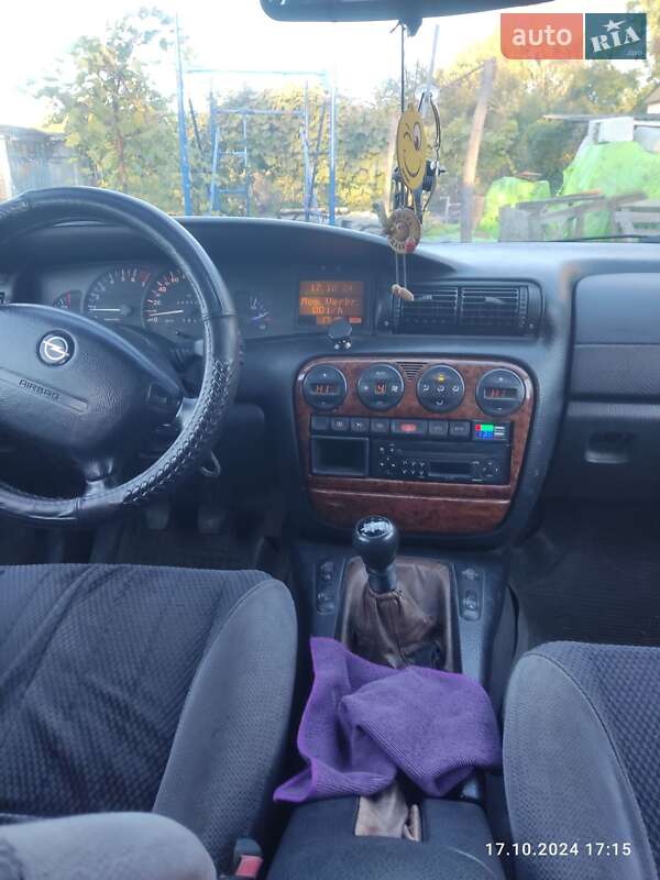 Седан Opel Omega 1996 в Каневе