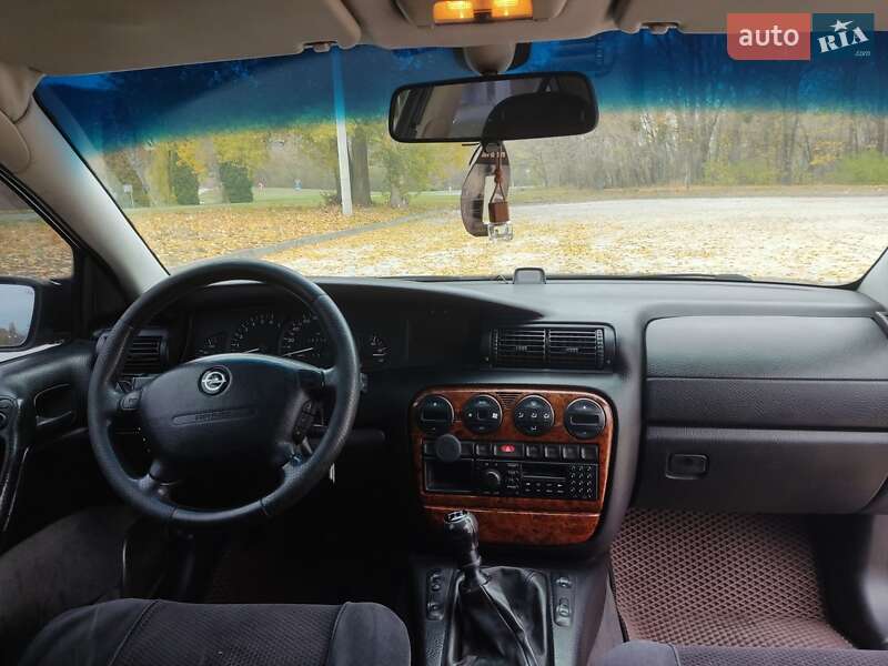 Седан Opel Omega 1999 в Каневе
