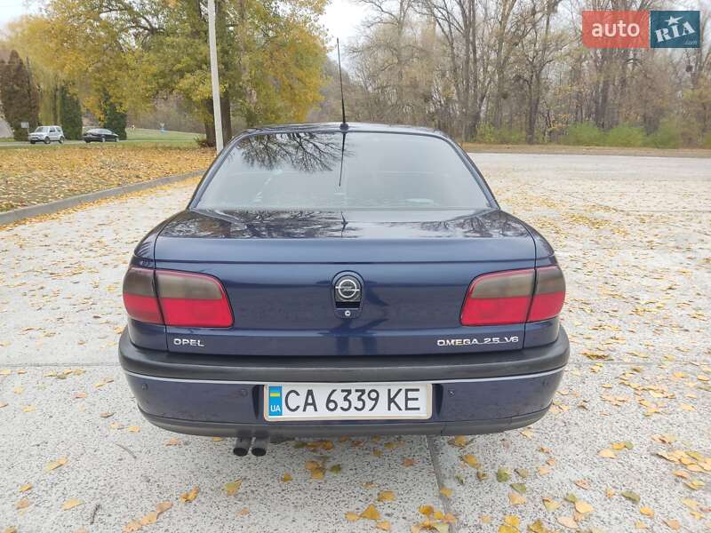 Седан Opel Omega 1999 в Каневе