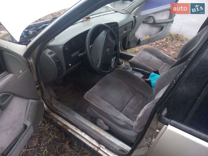 Седан Opel Omega 1993 в Гребінках