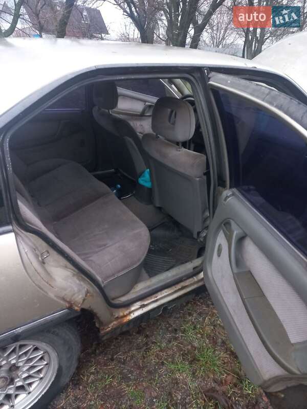 Седан Opel Omega 1993 в Гребінках