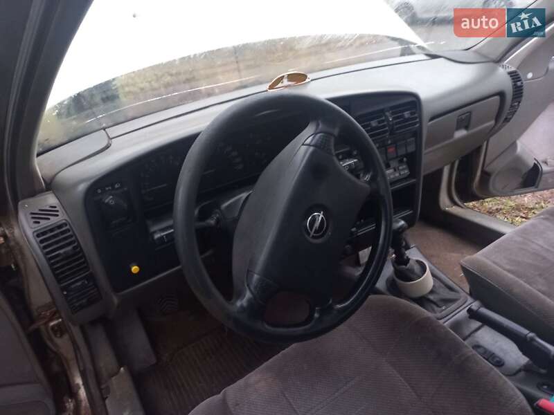Седан Opel Omega 1993 в Гребінках