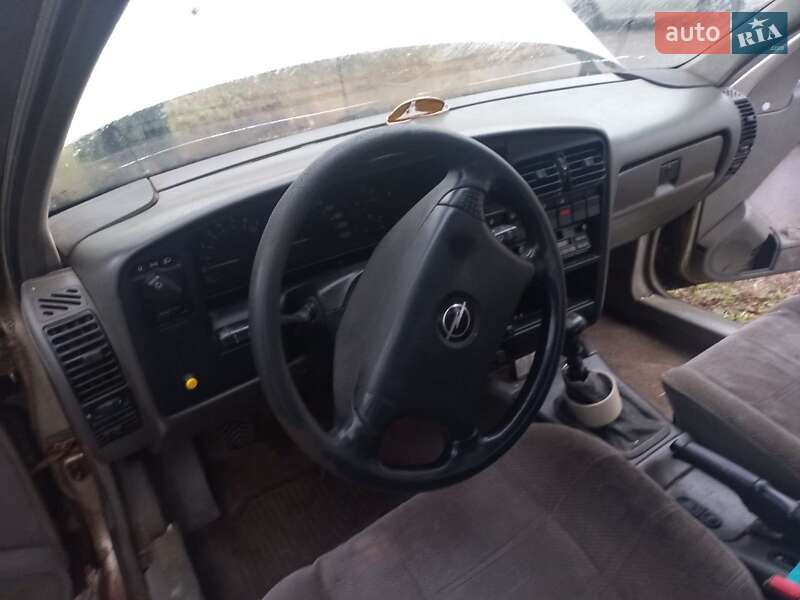Седан Opel Omega 1993 в Гребінках