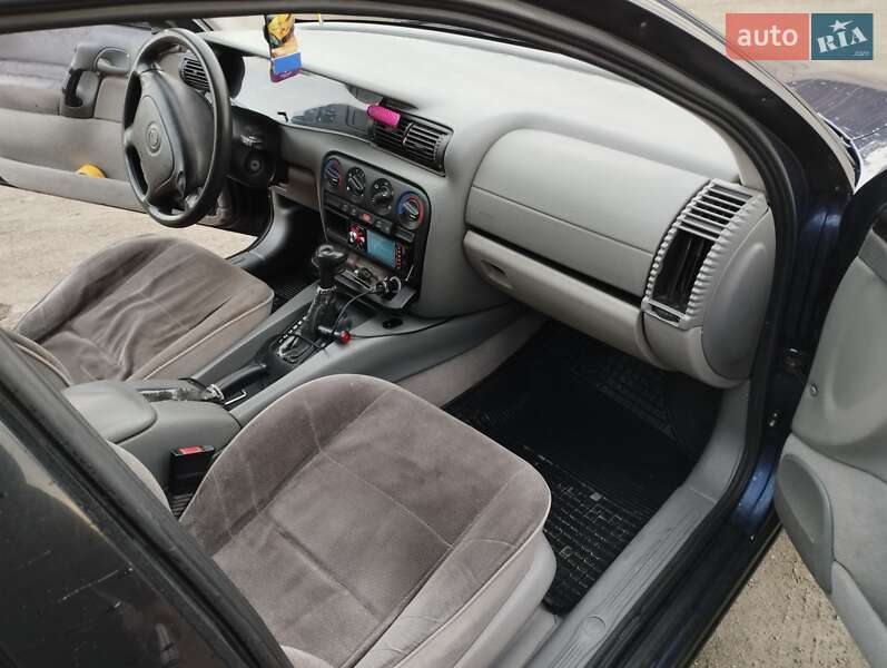 Седан Opel Omega 1994 в Сарнах