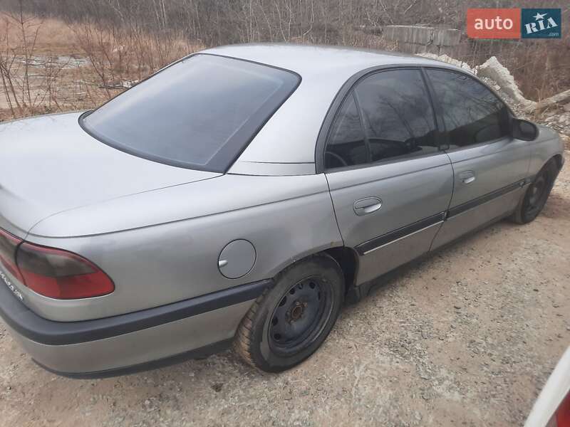 Седан Opel Omega 1995 в Вараше