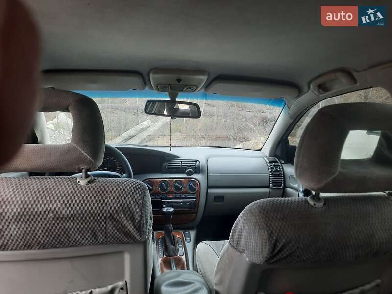 Седан Opel Omega 1995 в Вараше