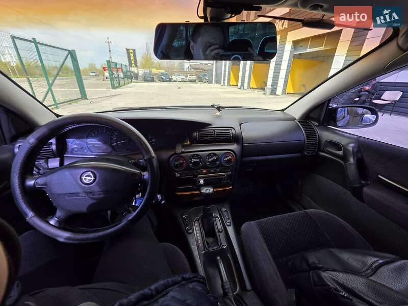 Седан Opel Omega 1998 в Киеве