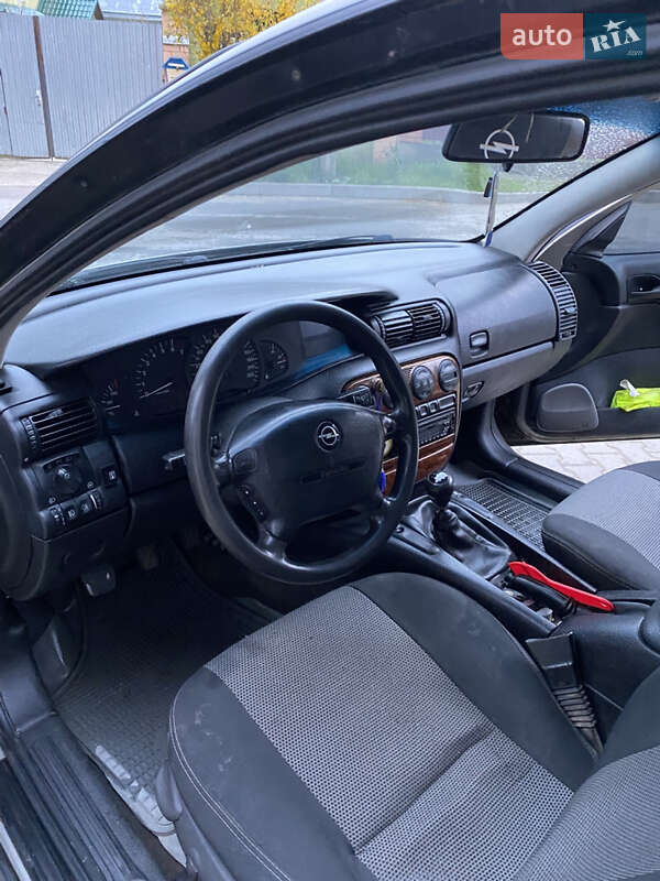 Седан Opel Omega 1997 в Чернівцях