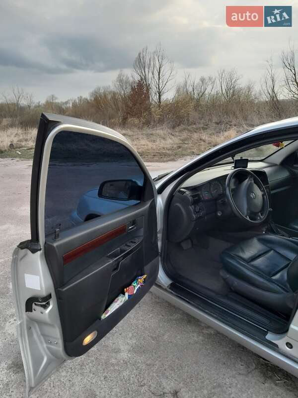 Седан Opel Omega 2002 в Киеве