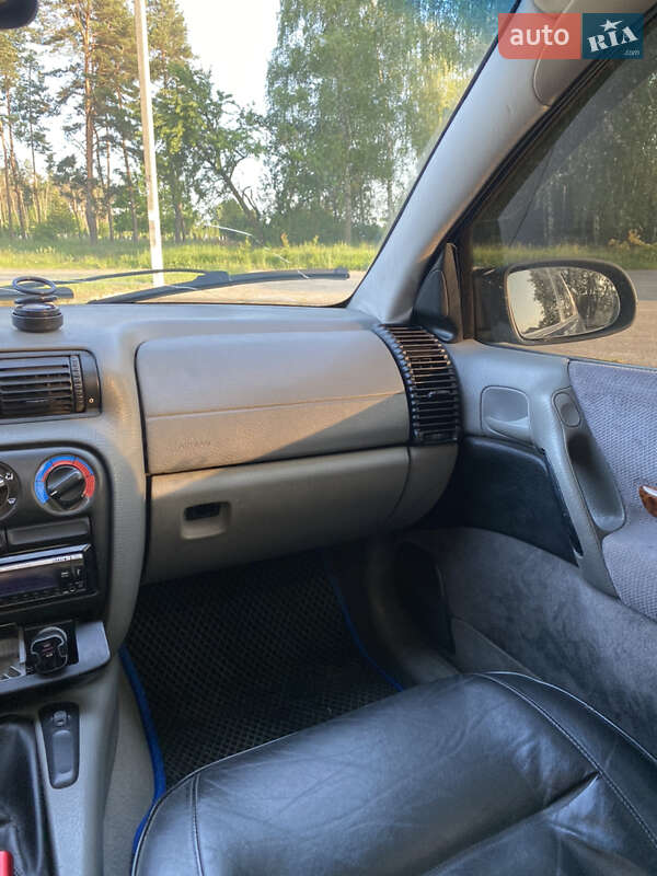 Седан Opel Omega 1995 в Катеринополе