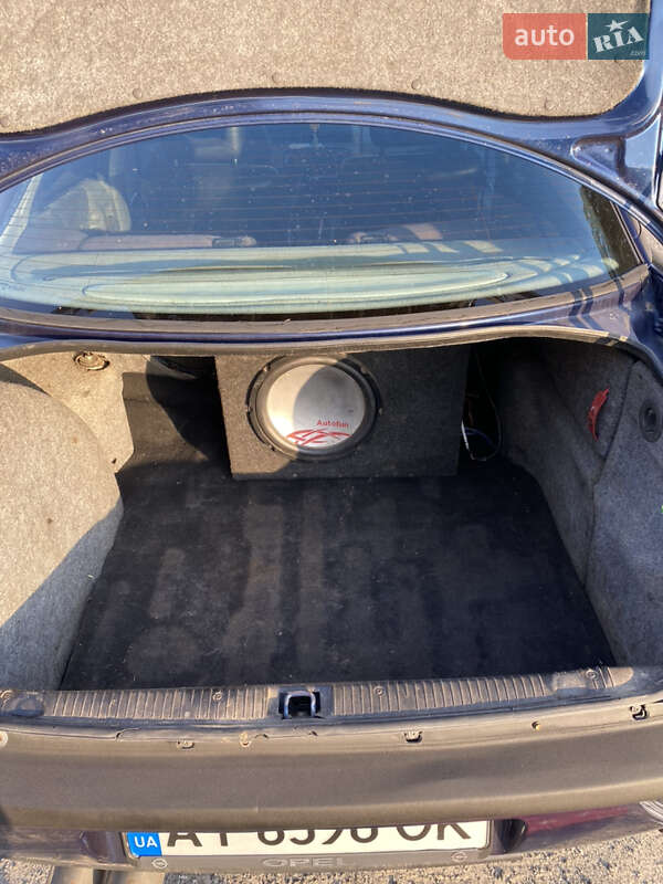 Седан Opel Omega 1995 в Катеринополе